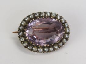 An Amethyst and untested Pearl Brooch in a precious yellow metal setting, 21.5x17mm, KEE tested as