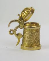 A 9ct Gold Beer Tankard Charm with articulated cover, hallmarked, 5.52g
