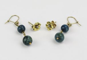 A Pair of 18ct Gold and Diamond Flower Head Stud Earrings (hallmarked, 8.3mm head, 1.21g) and a pair