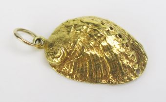 A Precious Yellow Metal Sea Shell Charm or Pendant, KEE tests as 15ct, 29.2mm drop, 1.88g UNLESS