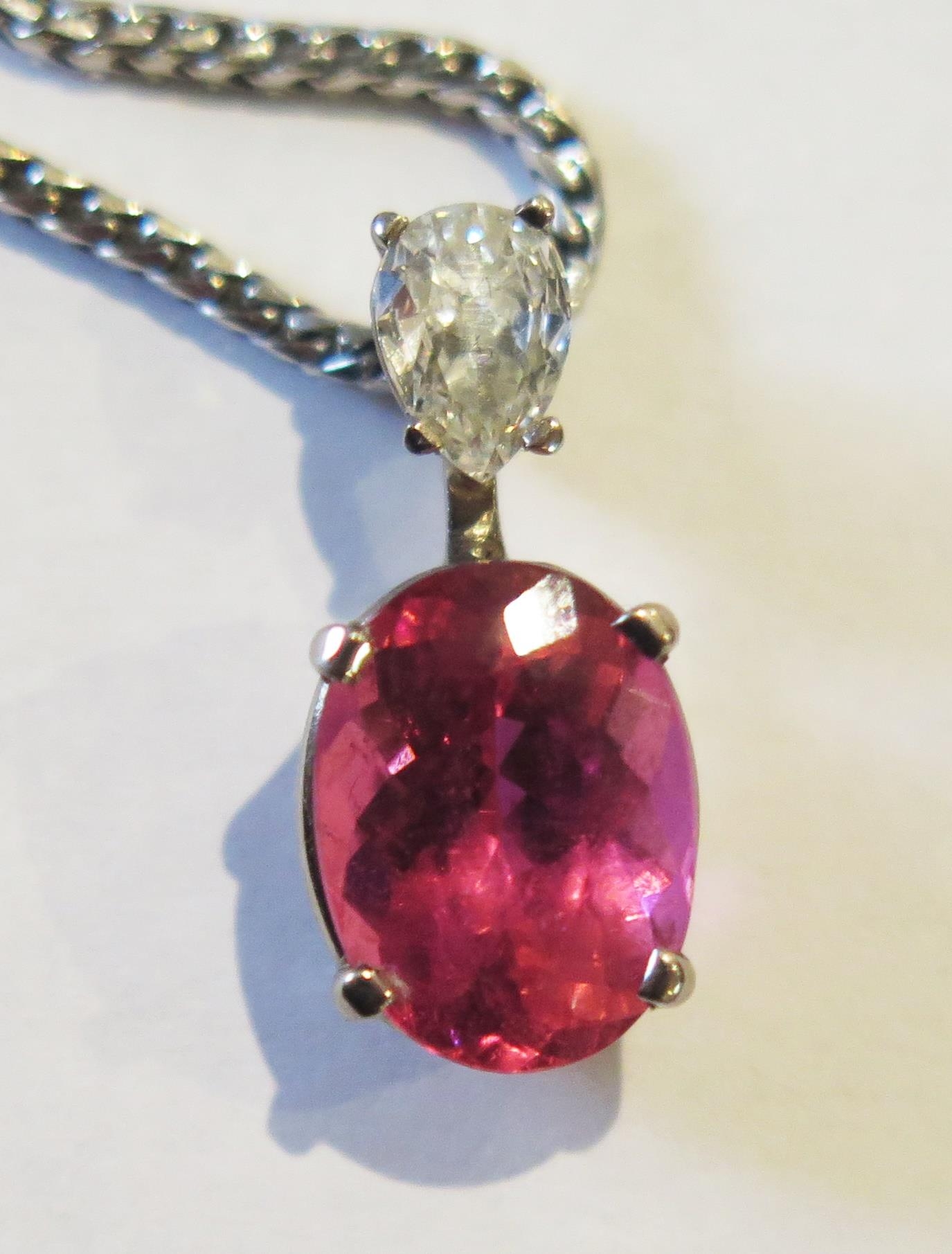 An 18ct White Gold, Pink Tourmaline and Diamond Pendant on an 18ct white gold snake link chain, - Bild 2 aus 2
