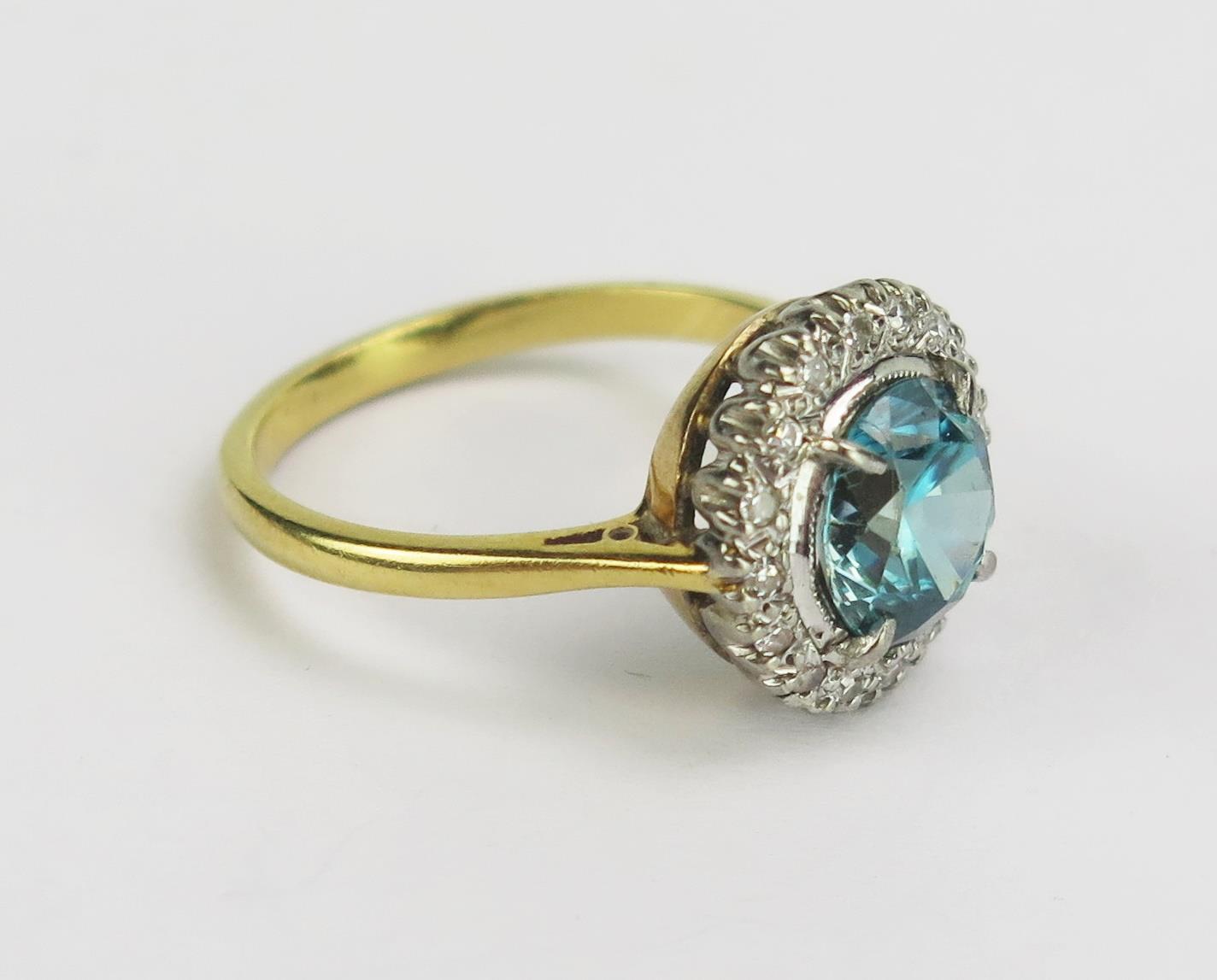 An 18ct Gold, Blue Zircon and Diamond Cluster Ring, 7.54mm principal platinum claw set stone, 12.5mm - Bild 2 aus 2