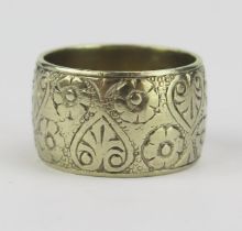 A 9ct White Gold Patterned Wedding Band with chased foliate decoration, London 1966, W&AG, 12mm