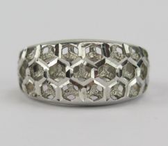 A Damas 18ct White Gold Ring, stamped 750 ITALY, O.75, 5.9g