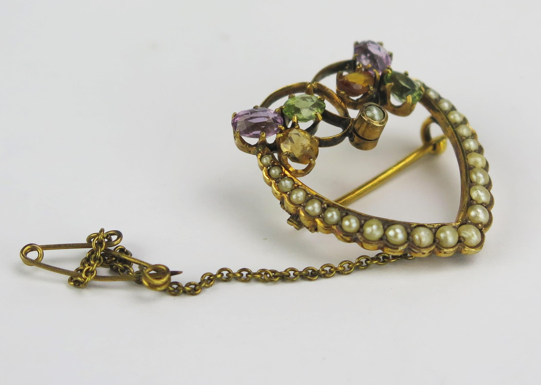 A Precious Yellow Metal, Pearl or Cultured Pearl and Semi Precious Stone Heart Shaped Brooch, - Bild 2 aus 2