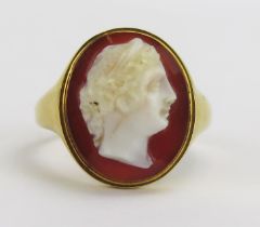 An Antique Gent's 18ct Gold and Hardstone Cameo Ring decorated with a female bust in profile, 16.