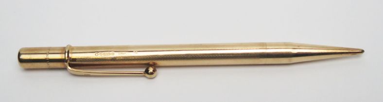 A 9ct gold propelling pencil.