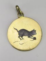 A 9ct Gold and Enamel Pendant decorated with a cat playing with a ball of wool, 27.8mm drop, stamped