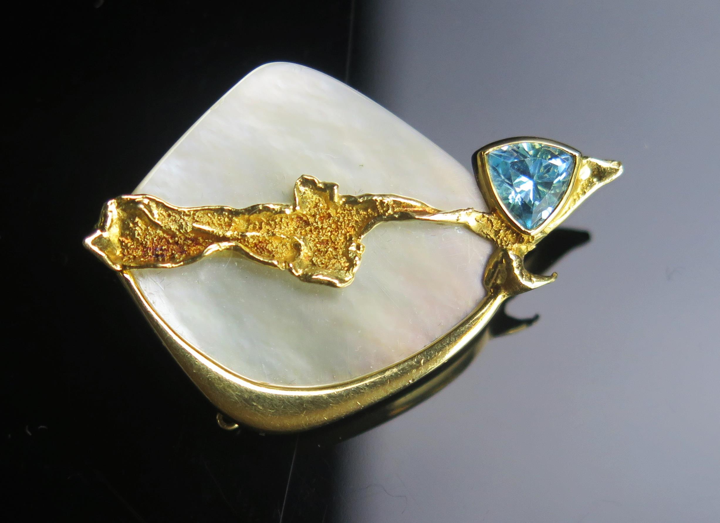 A Modernist 18ct Gold, Mother of Pearl and Aqua Marine Brooch Back Pendant, 44.1x30.3mm, 17.3g