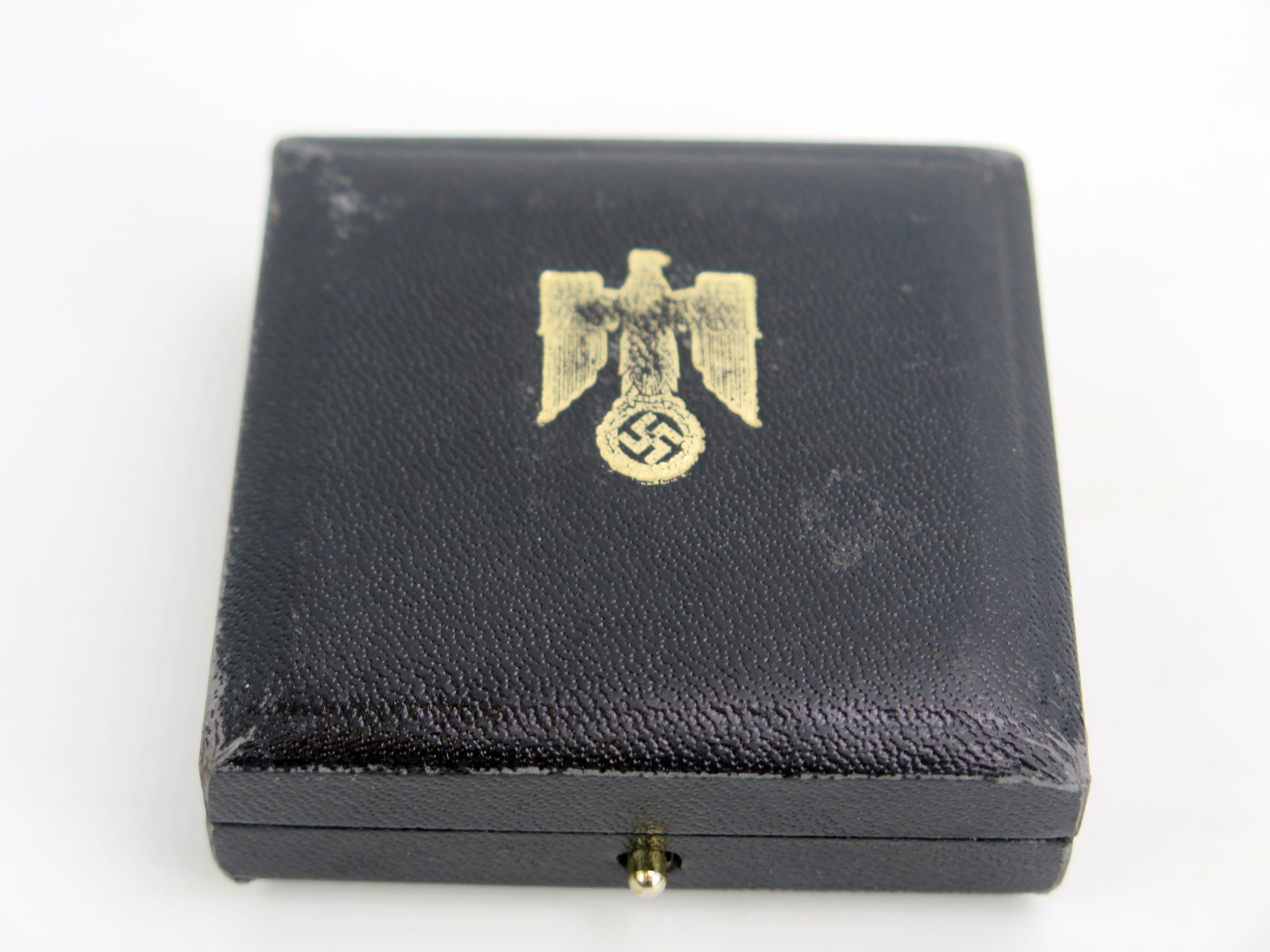 A Third Reich period N.S.D.A.P. party badge, contained in its original case of issue. - Image 4 of 4