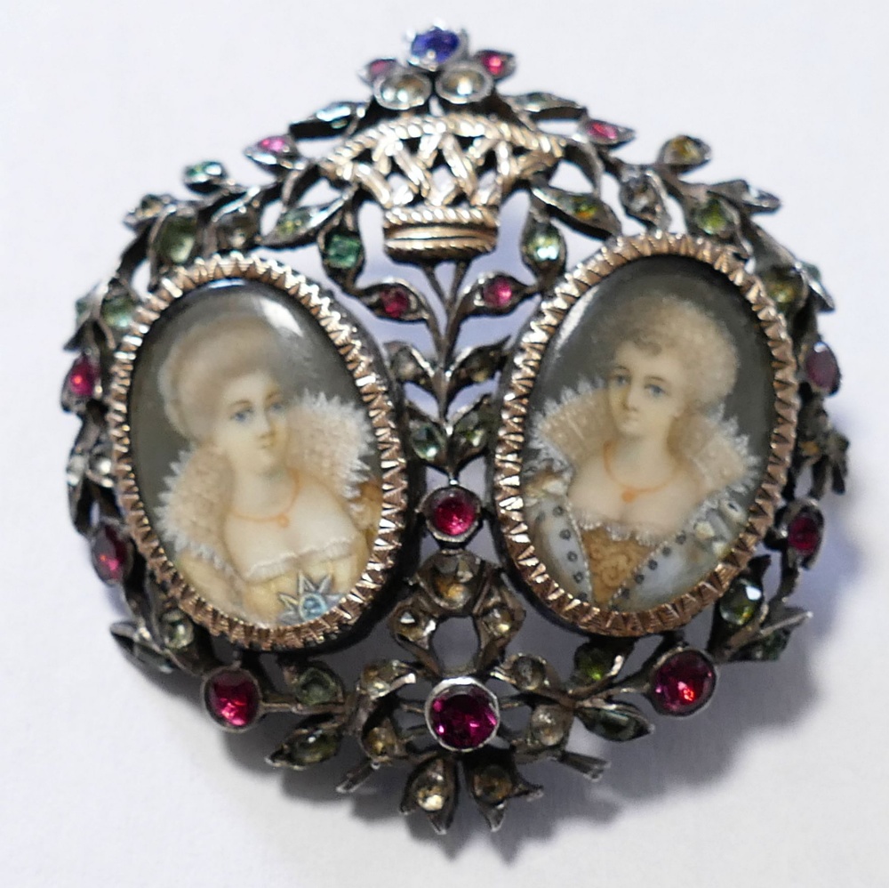 A 19th century French paste-set double portrait brooch, the two oval portraits of 17th century - Image 2 of 3
