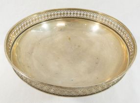 A silver pedestal bowl with pierced rim, Sheffield 1918, by Walker and Hall, 20.2cm diameter, 10cm