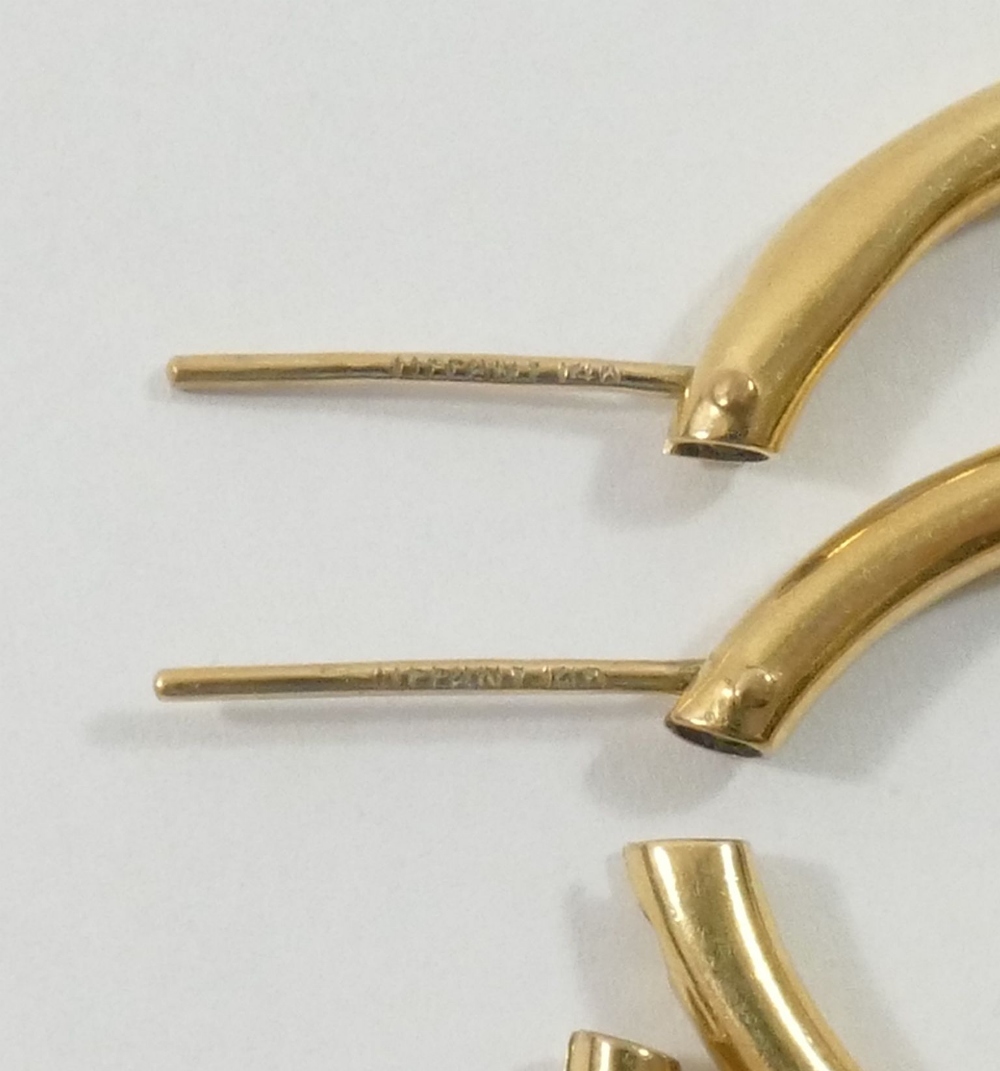 A pair of yellow metal hollow hoop earrings stamped 'TIFFANY' and '14K', 5.8g and a pair of 9 - Image 3 of 5