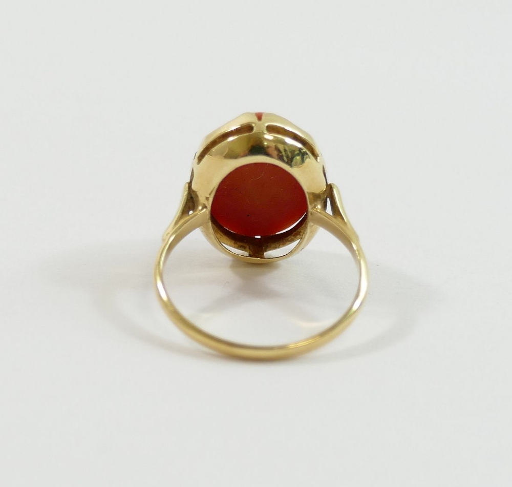 An oval coral cabochon in unmarked yellow metal ring mount, finger size K, 3.7g gross CONDITION - Image 3 of 3