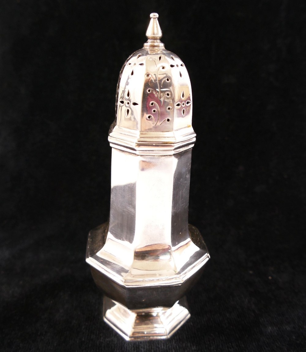 An Edwardian silver sugar sifter, London 1904, of octagonal baluster form, 16cm high, 6.05ozt, 188. - Image 2 of 3