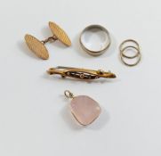 A 9 carat gold band and a single 9 carat gold cuff link, combined weight 5.1g, a hollow bar brooch