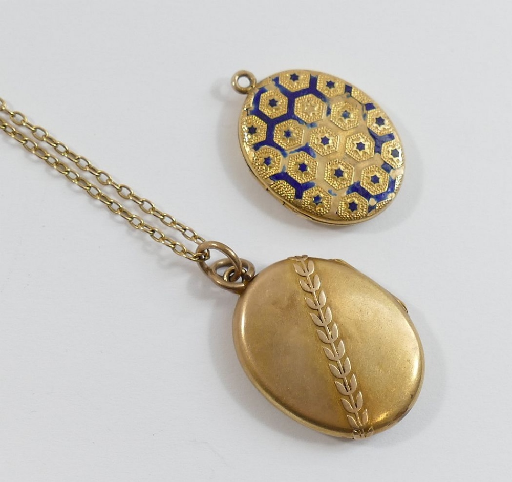 A Victorian oval locket with laurel leaf band decoration, with glazed interior 3cm wide, unmarked, - Image 3 of 3