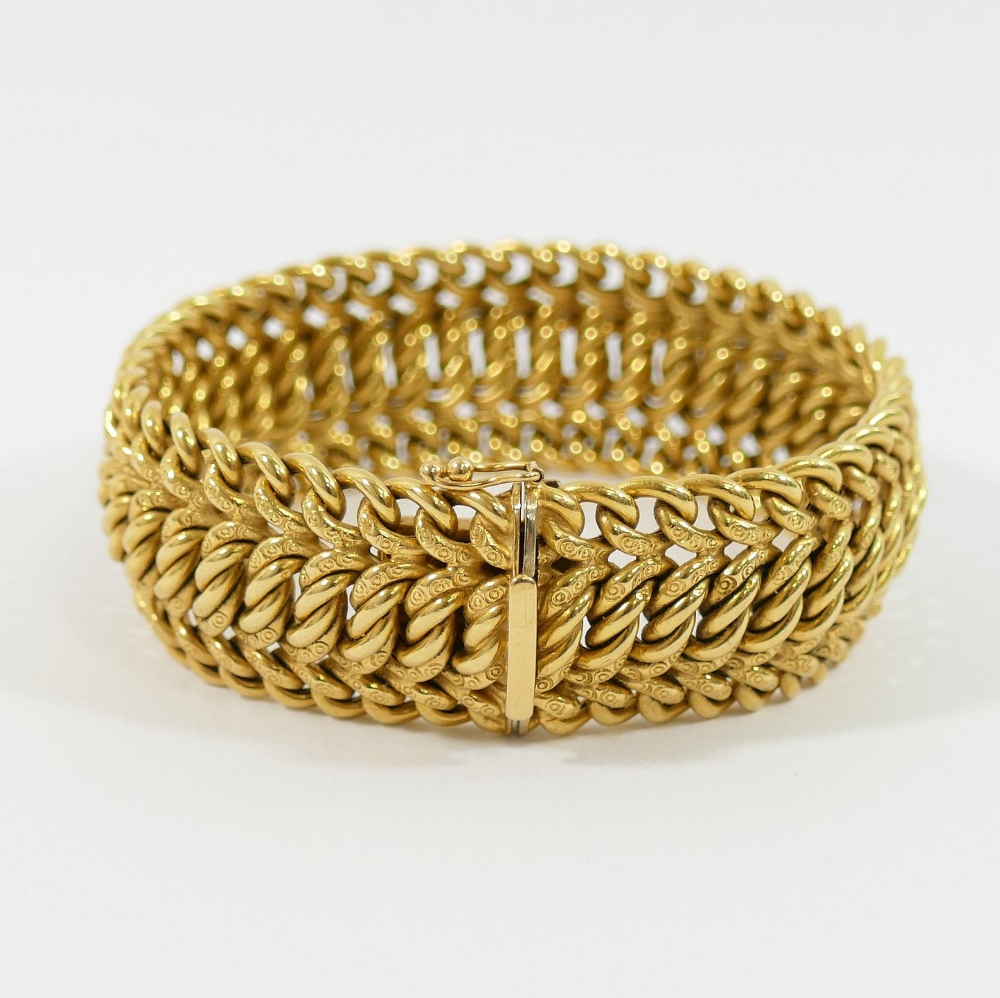 A Vintage UnoAErre Italian cuff bracelet, with hollow interwoven curb links, many with surface - Image 5 of 6
