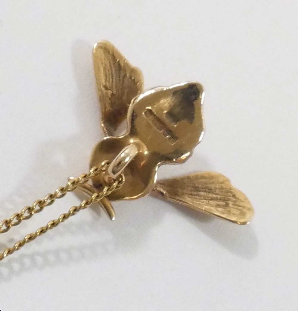 A 9 carat gold bee pendant, London 1983, 2.2cm wide, on chain stamped '9CT', 40.5cm long, combined - Image 2 of 4