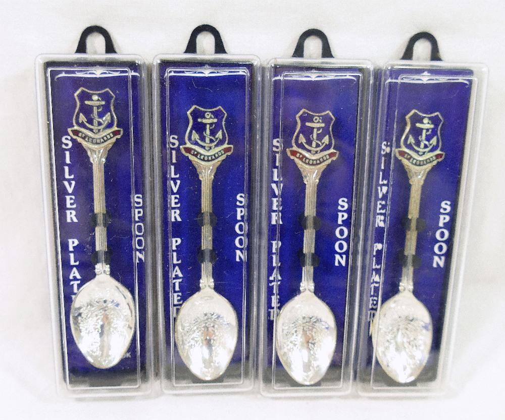 Over sixty silver plated souvenir and commemorative spoons, in original boxes, including Bognor - Bild 2 aus 3