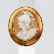 An antique gold cameo brooch depicting a centurion, 50mm x 35mm.