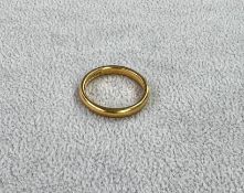 A 22ct gold wedding band ring, approx 5.7g.