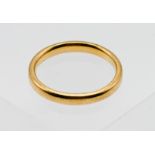 A 22ct gold wedding band ring, approx. 2.7g.