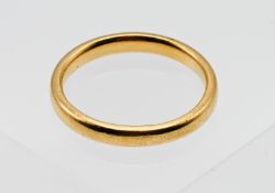 A 22ct gold wedding band ring, approx. 2.7g.