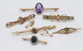 Five 9ct gold brooches approx. 13g and an antique 15ct brooch, approx. 4.6g.