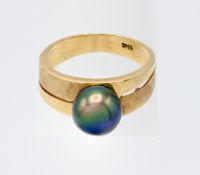 An 18ct yellow gold and pearl ring, size L.