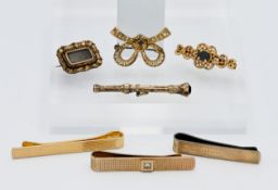 A small collection to include a 9ct gold and diamond set money clip, 9ct gold and sapphire brooch,