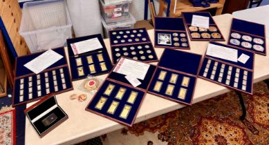 Large collection of Windsor Mint Medallions. In Cu gold plate. Mixed collection in 10 boxes with 6