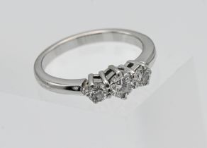 18ct white gold graduated 3-stone diamond ring