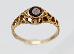 An antique 9ct gold garnet ring, approx. 2g.