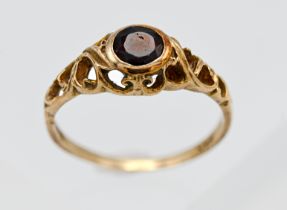 An antique 9ct gold garnet ring, approx. 2g.