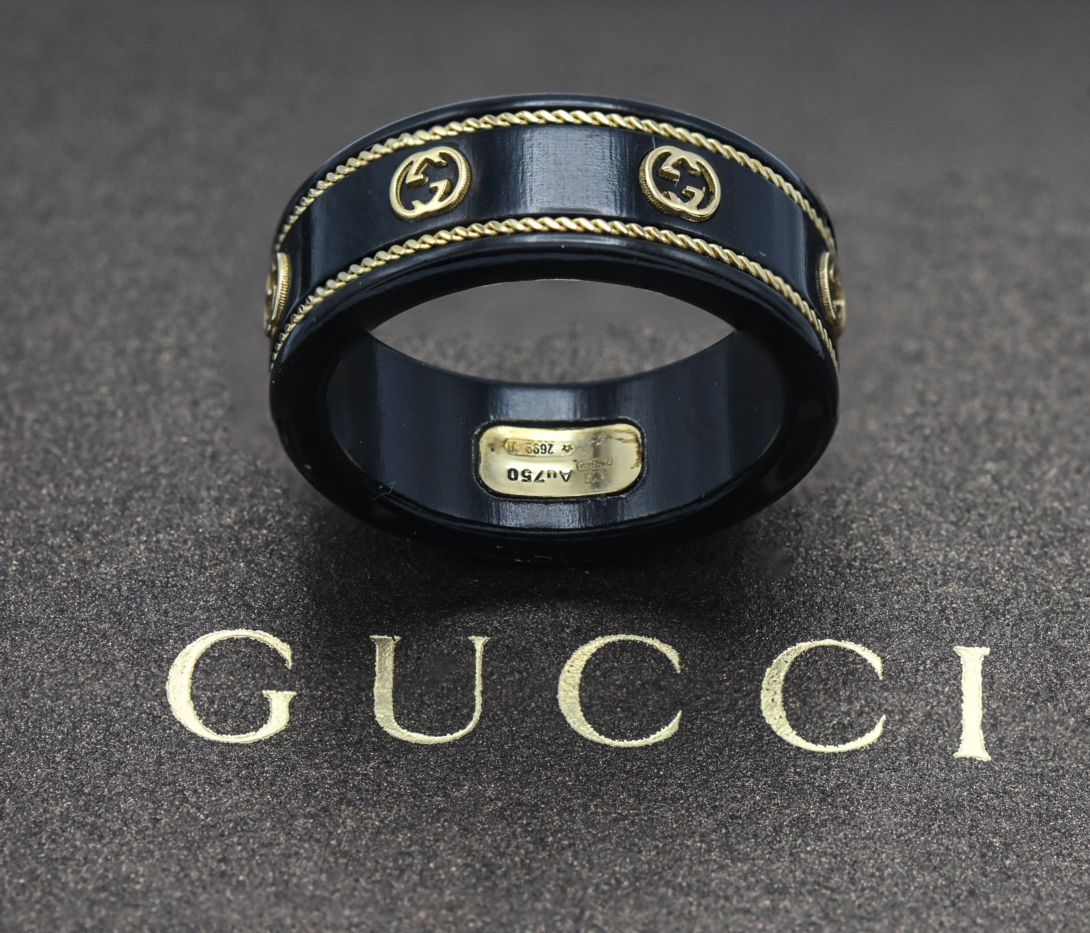 THE ICON Collection Unisex ring reprises one of the House of Gucci most emblematic motifs for Cruise