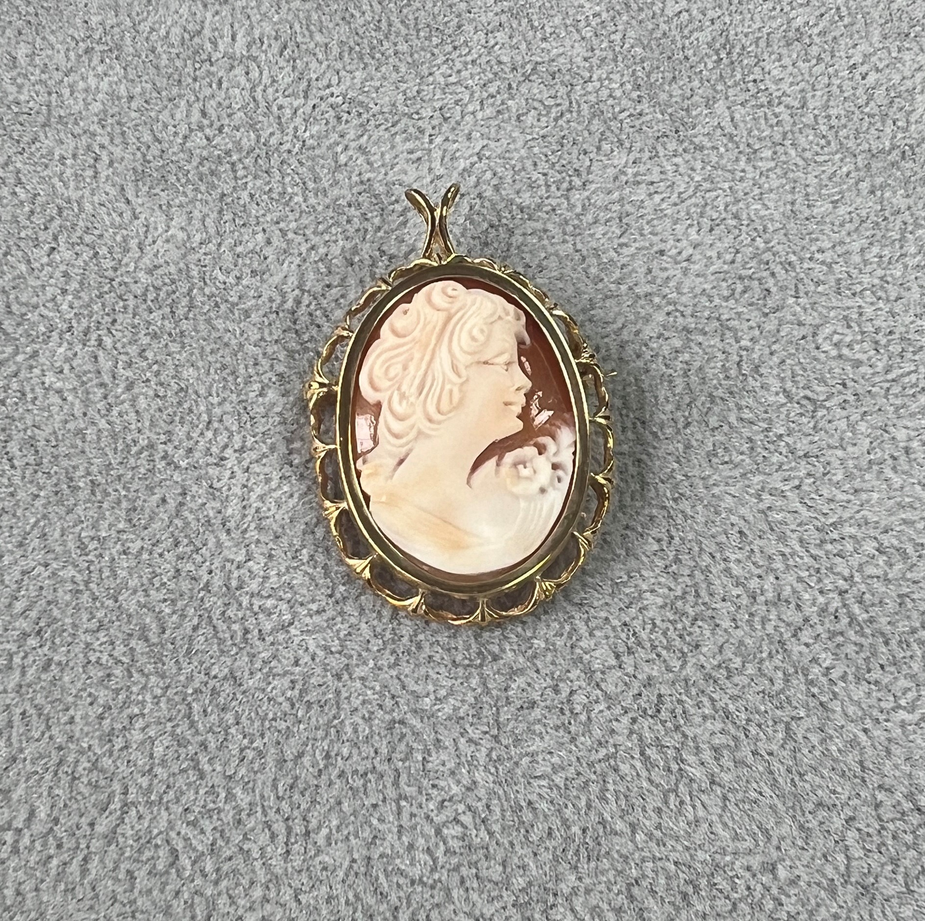 9ct yellow gold hand carved italian cameo shell brooch Cameo shell 28.50 x 21.00mm depicting