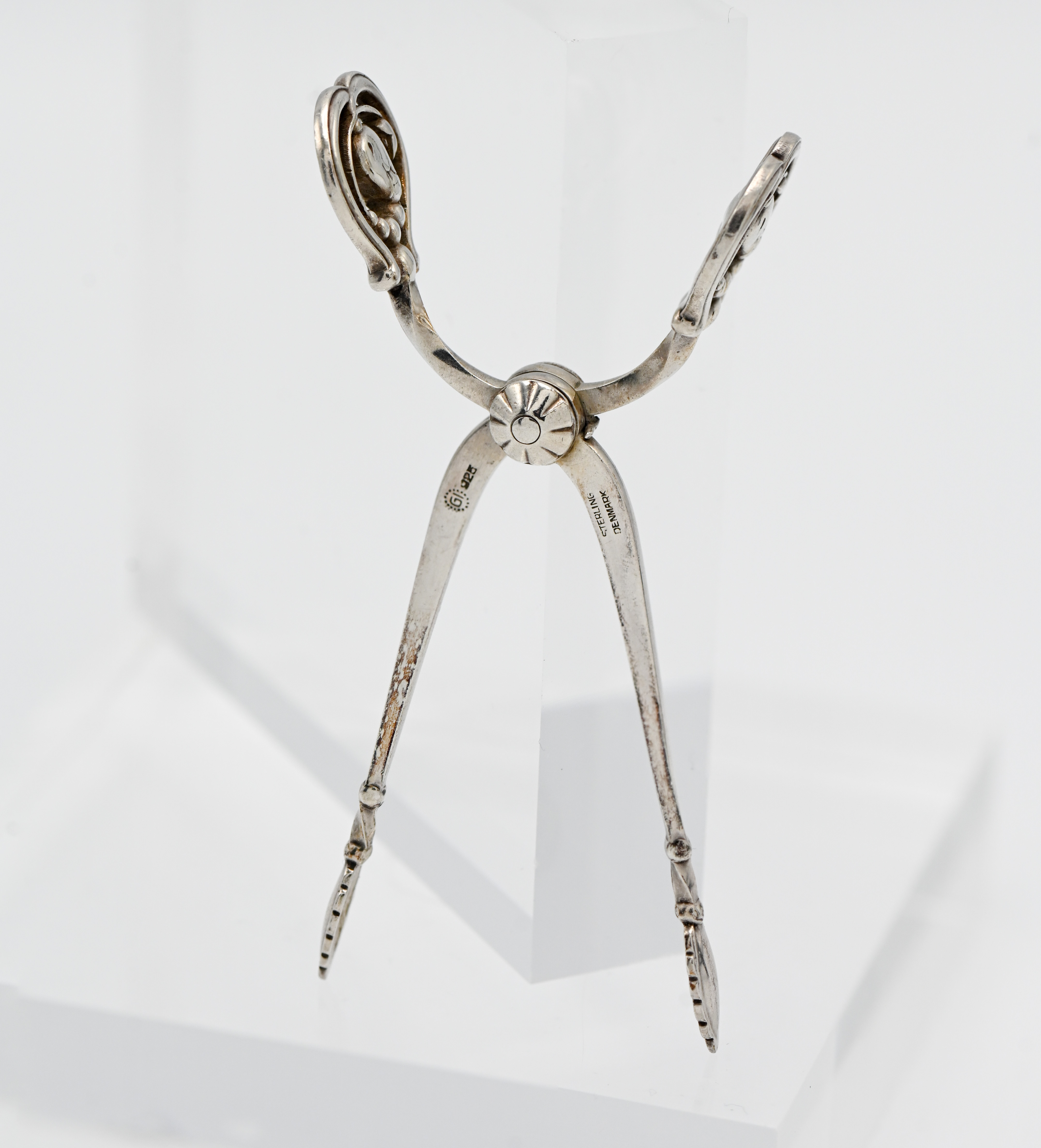 Georg Jensen silver sugar tongs 'Blossom', approx. 24.3g.