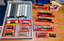 Collection of 00 gauge model railway items, boxed and unboxed. To include 8 boxed Hornby Models, 2