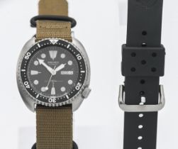 Seiko, a gents dive automatic wristwatch, with calendar, 150m and a separate rubber strap.