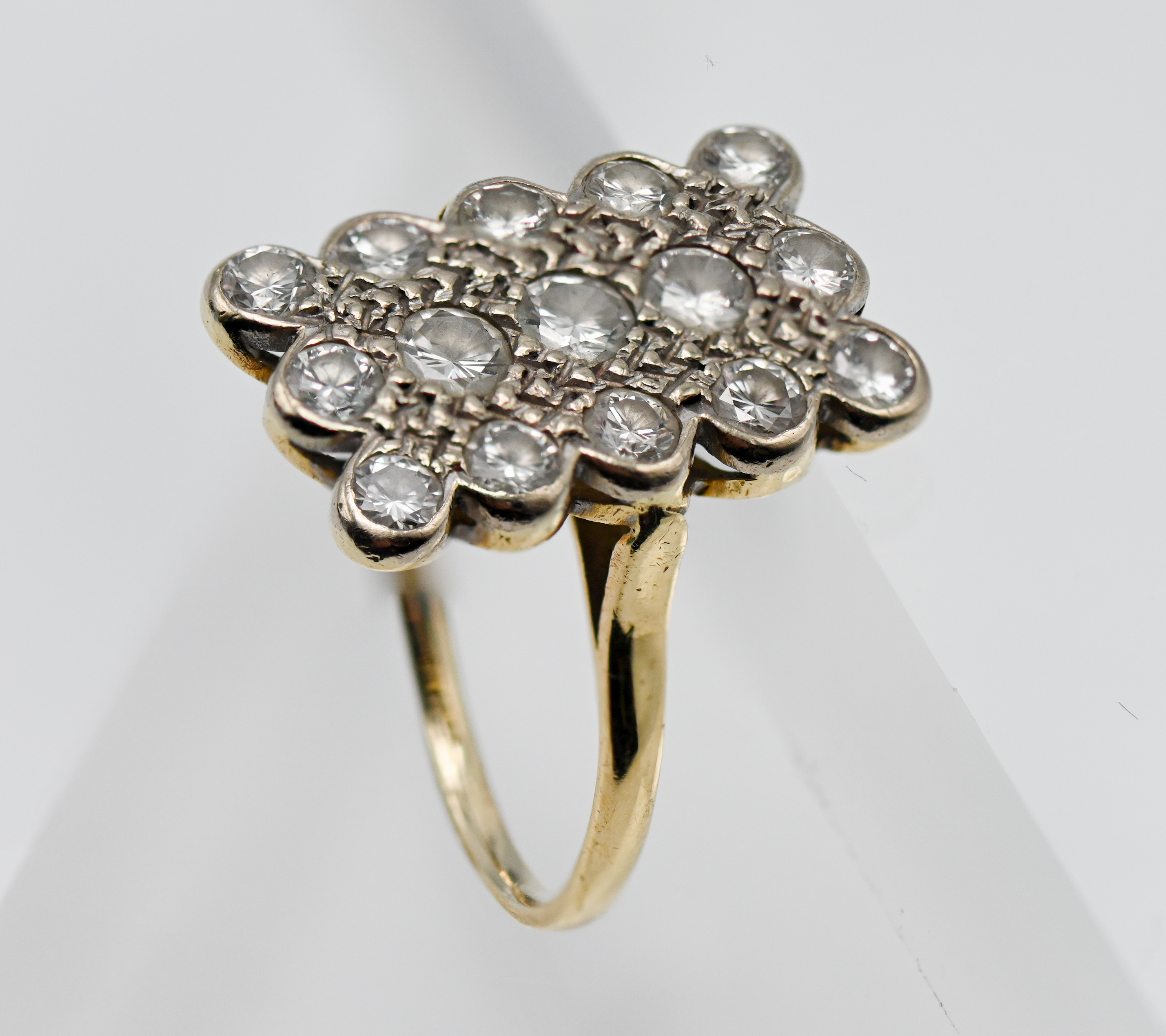 An 18ct yellow gold diamond rectangular cluster ring, set with fifteen diamonds, round brilliant