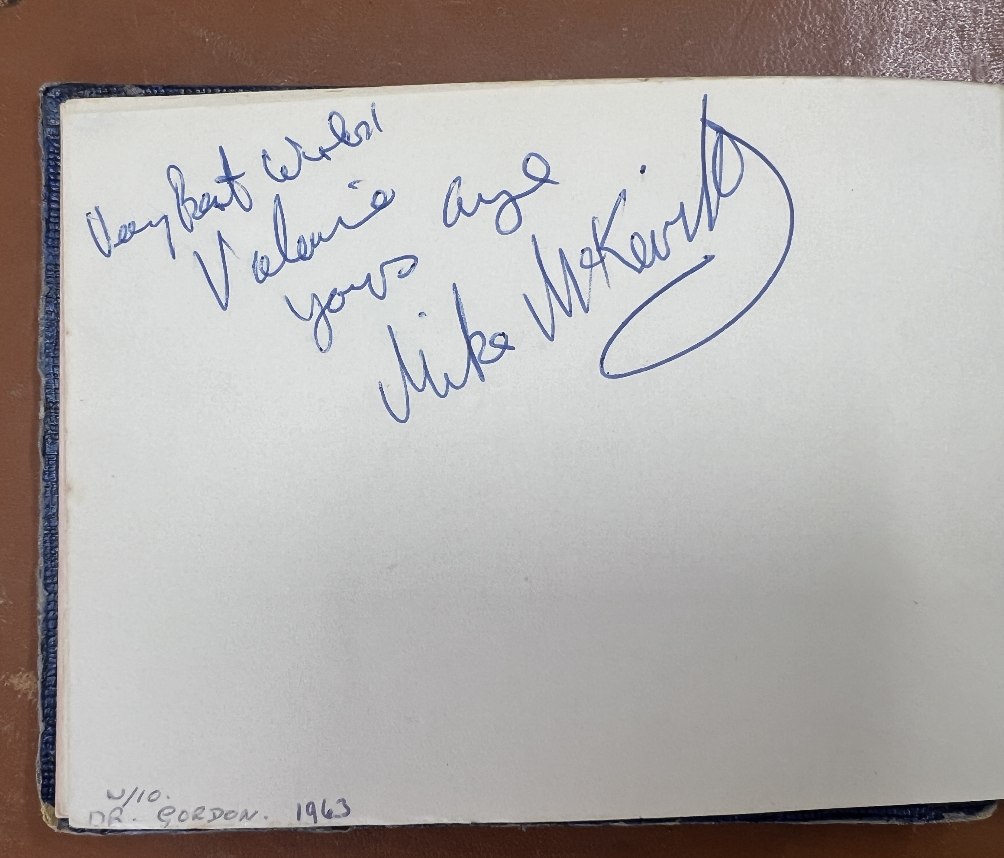 A 1960's autograph album containing autographs of various celebrities including Cliff Richard - Bild 25 aus 37