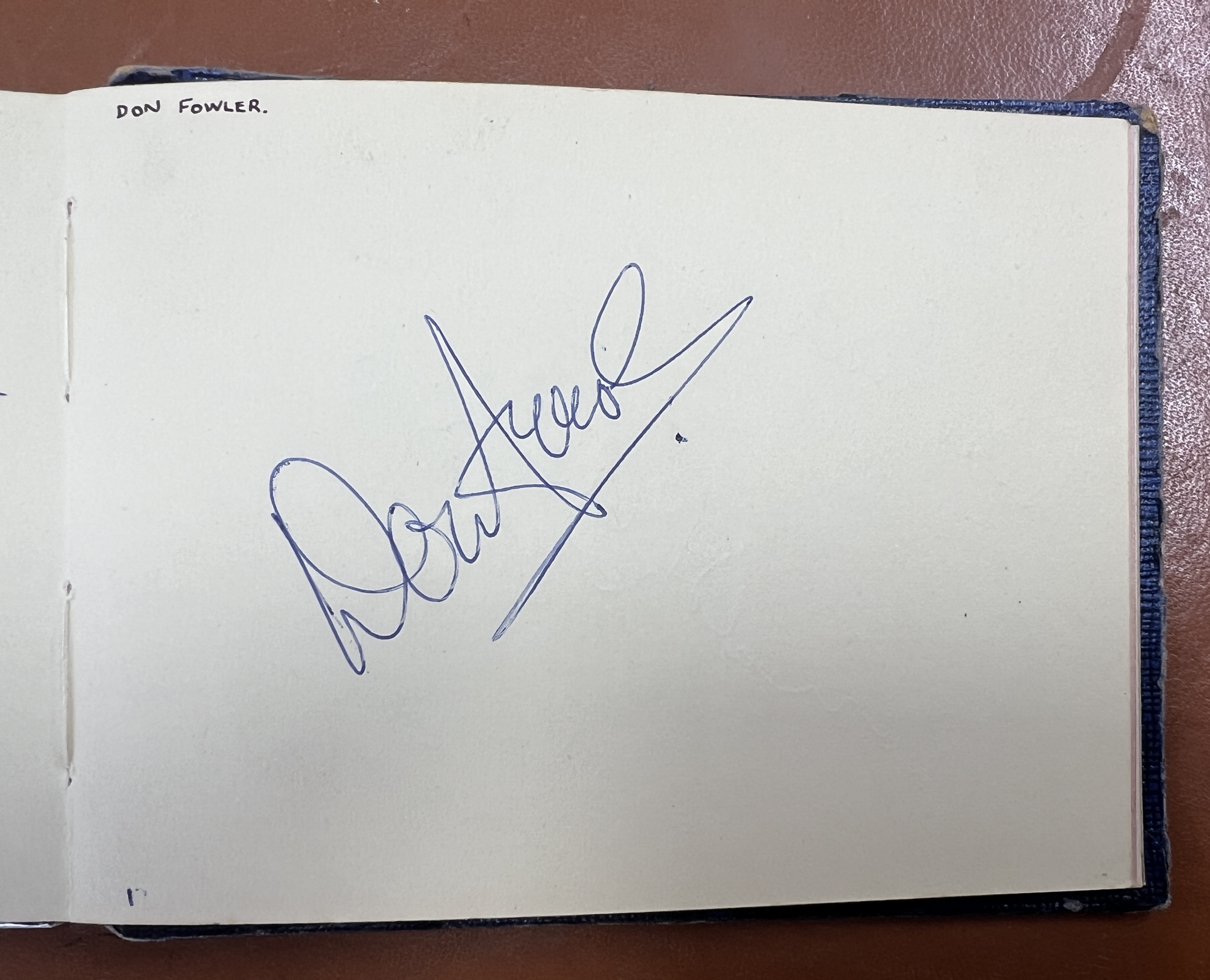 A 1960's autograph album containing autographs of various celebrities including Cliff Richard - Bild 18 aus 37