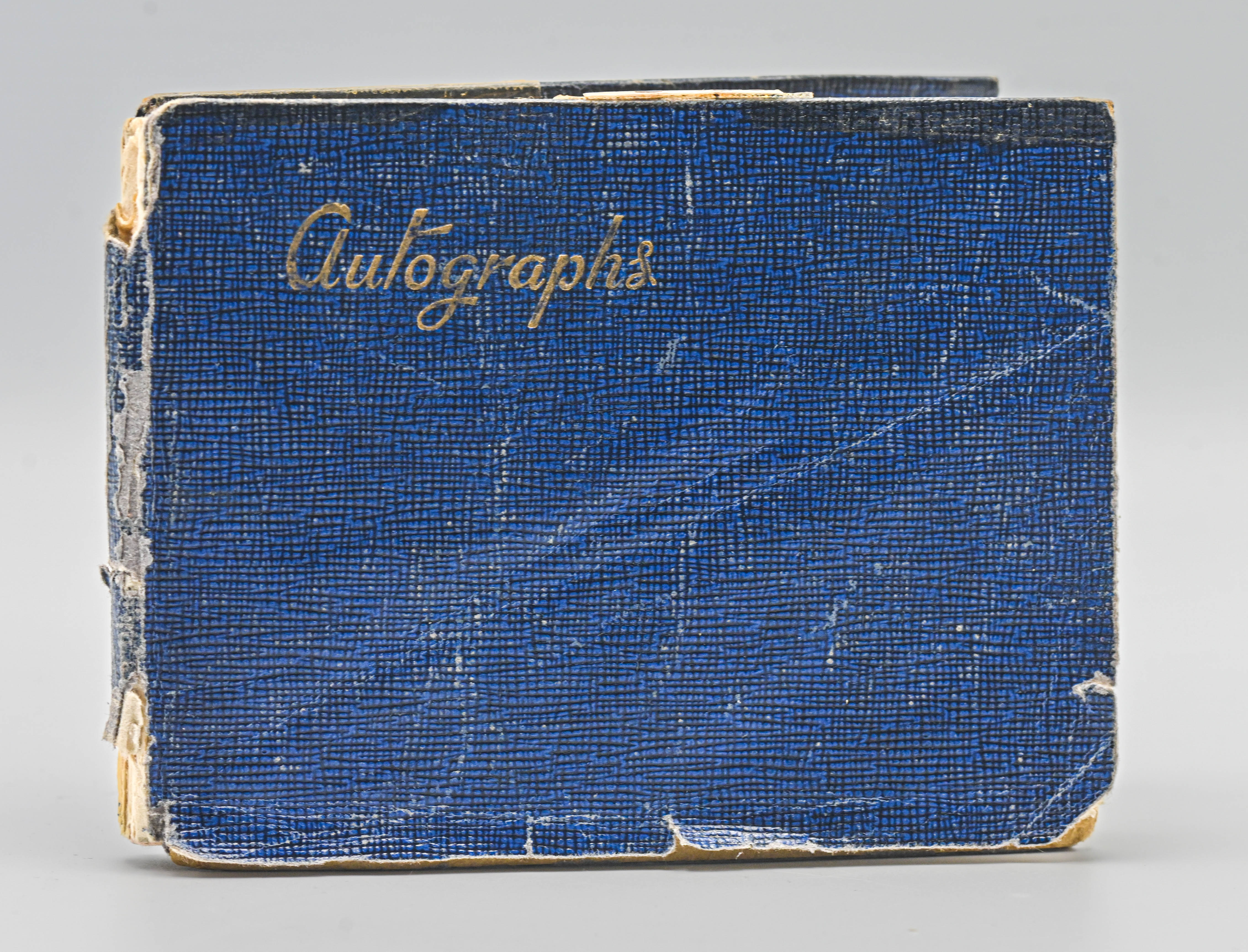 A 1960's autograph album containing autographs of various celebrities including Cliff Richard - Bild 9 aus 37