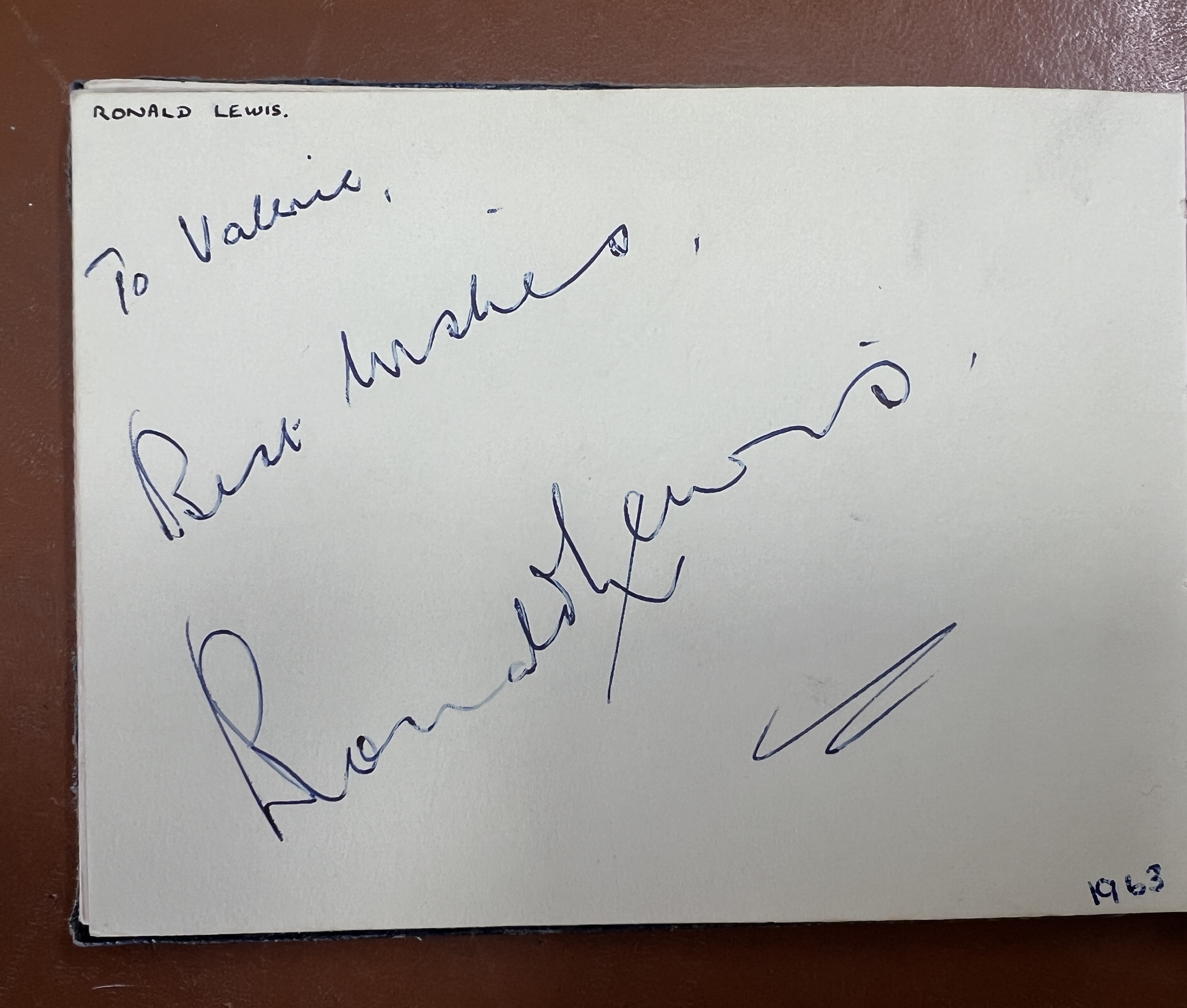 A 1960's autograph album containing autographs of various celebrities including Cliff Richard - Bild 17 aus 37