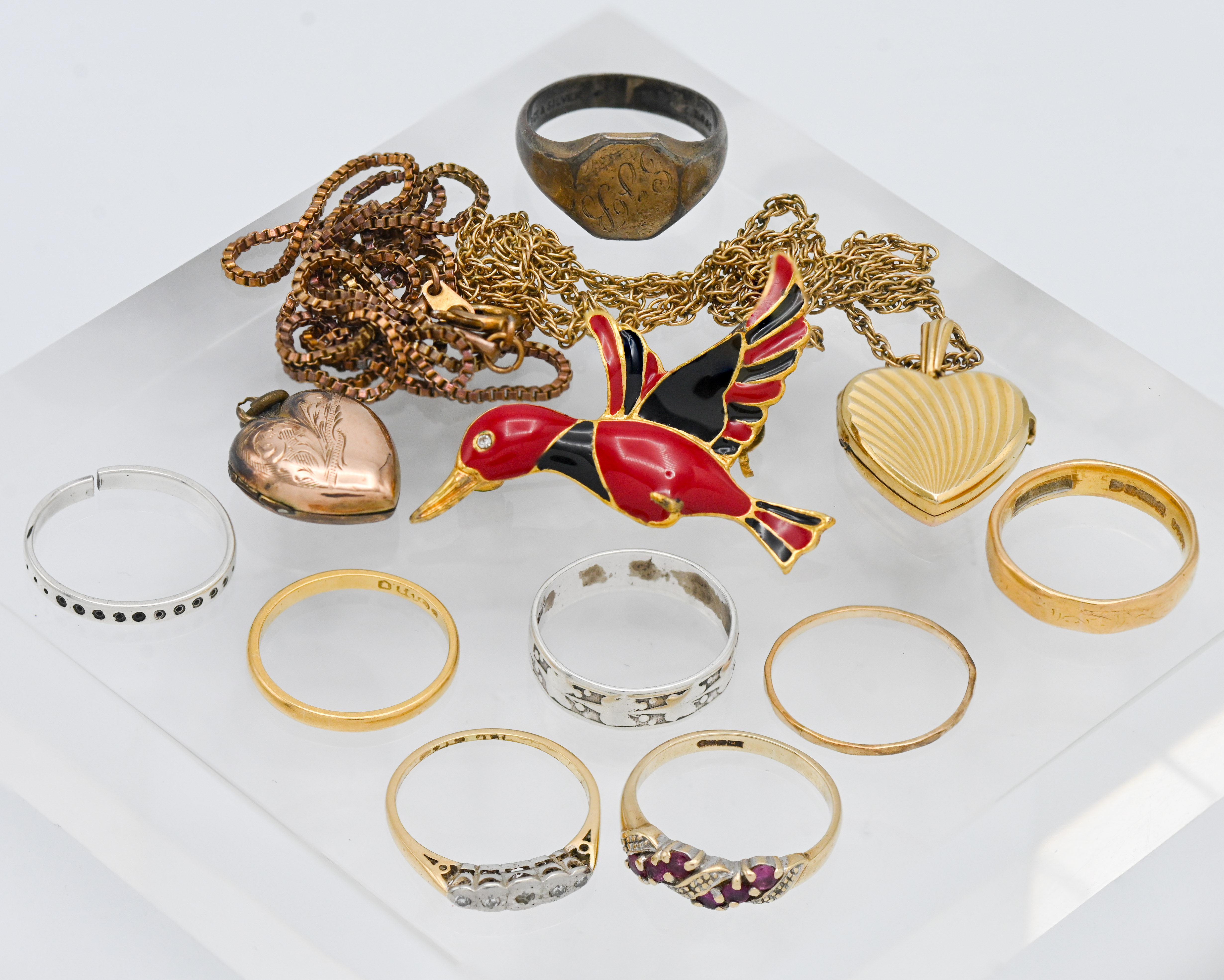 Assortments of rings etc, including 2 x 22 carat gold wedding bands (6.5 grams), a 9 carat gold