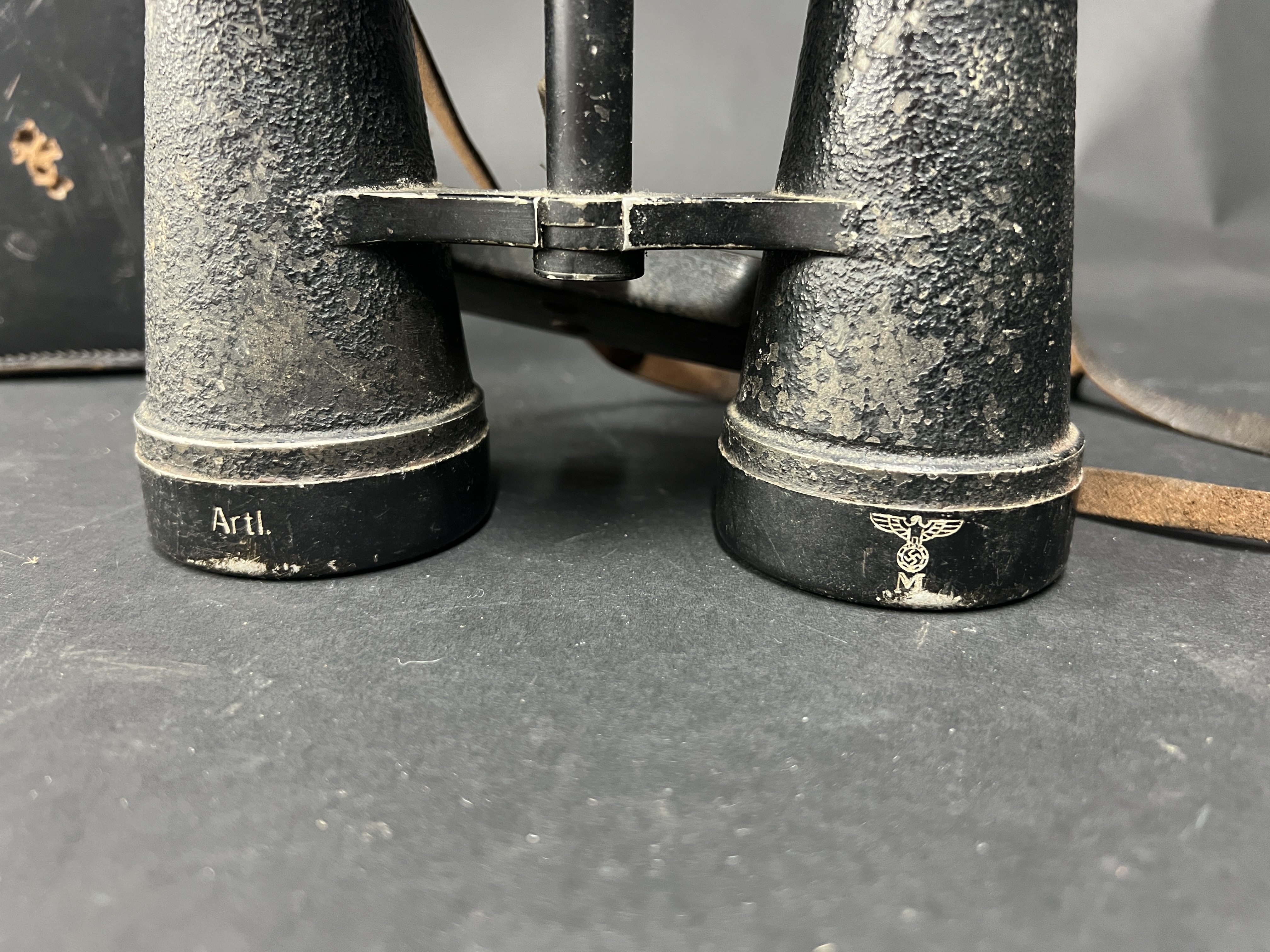 A pair of Kriegsmarine binoculars, marked beh 440964, Artl. 1938, 7 x 50, E.Leitz Wetzlar, cased. - Image 3 of 5