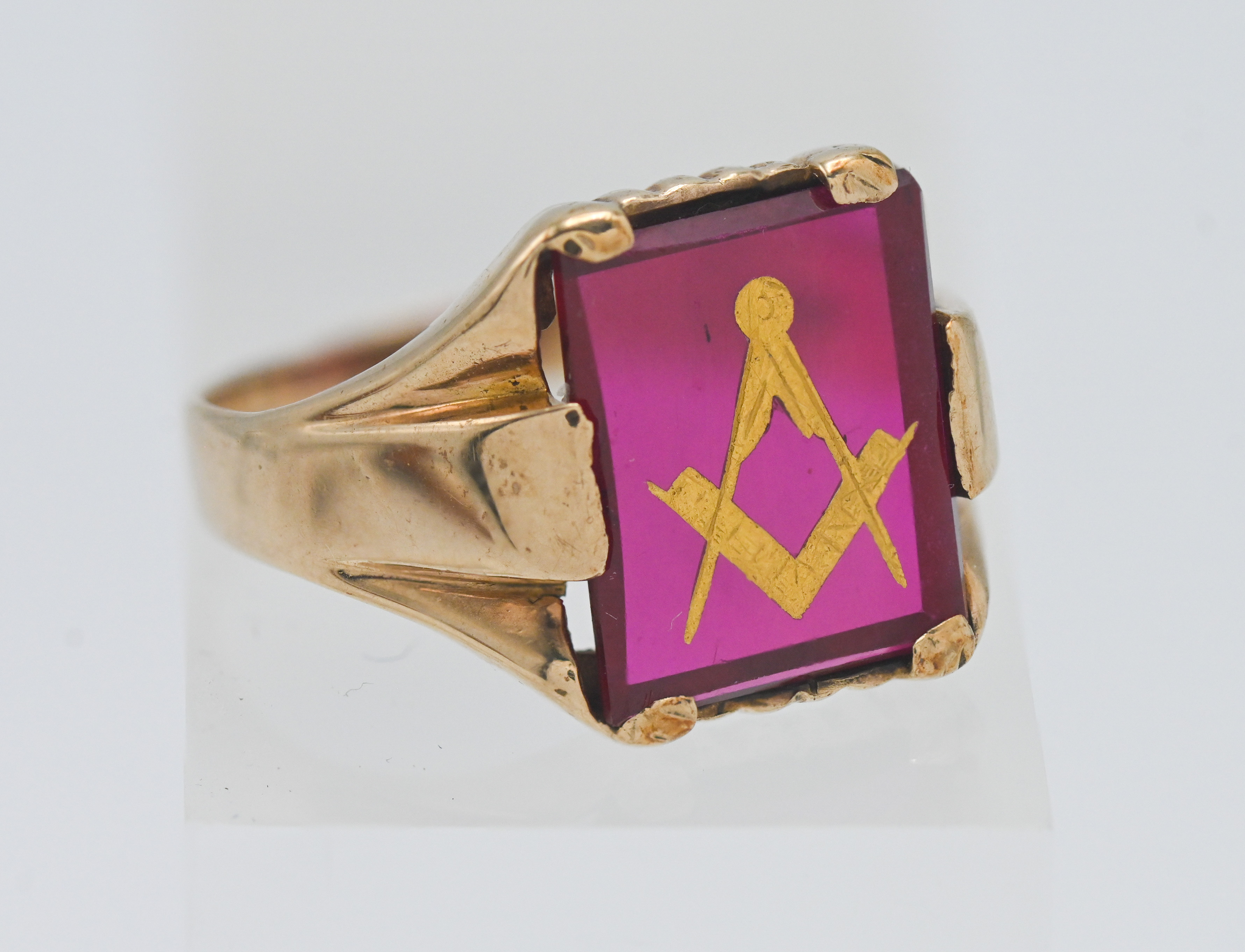 of Masonic interest, a 9 carat gents ring, with synthetic ruby and masonic symbol. 5.50 grams.