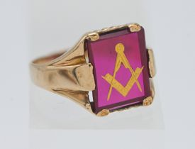 of Masonic interest, a 9 carat gents ring, with synthetic ruby and masonic symbol. 5.50 grams.