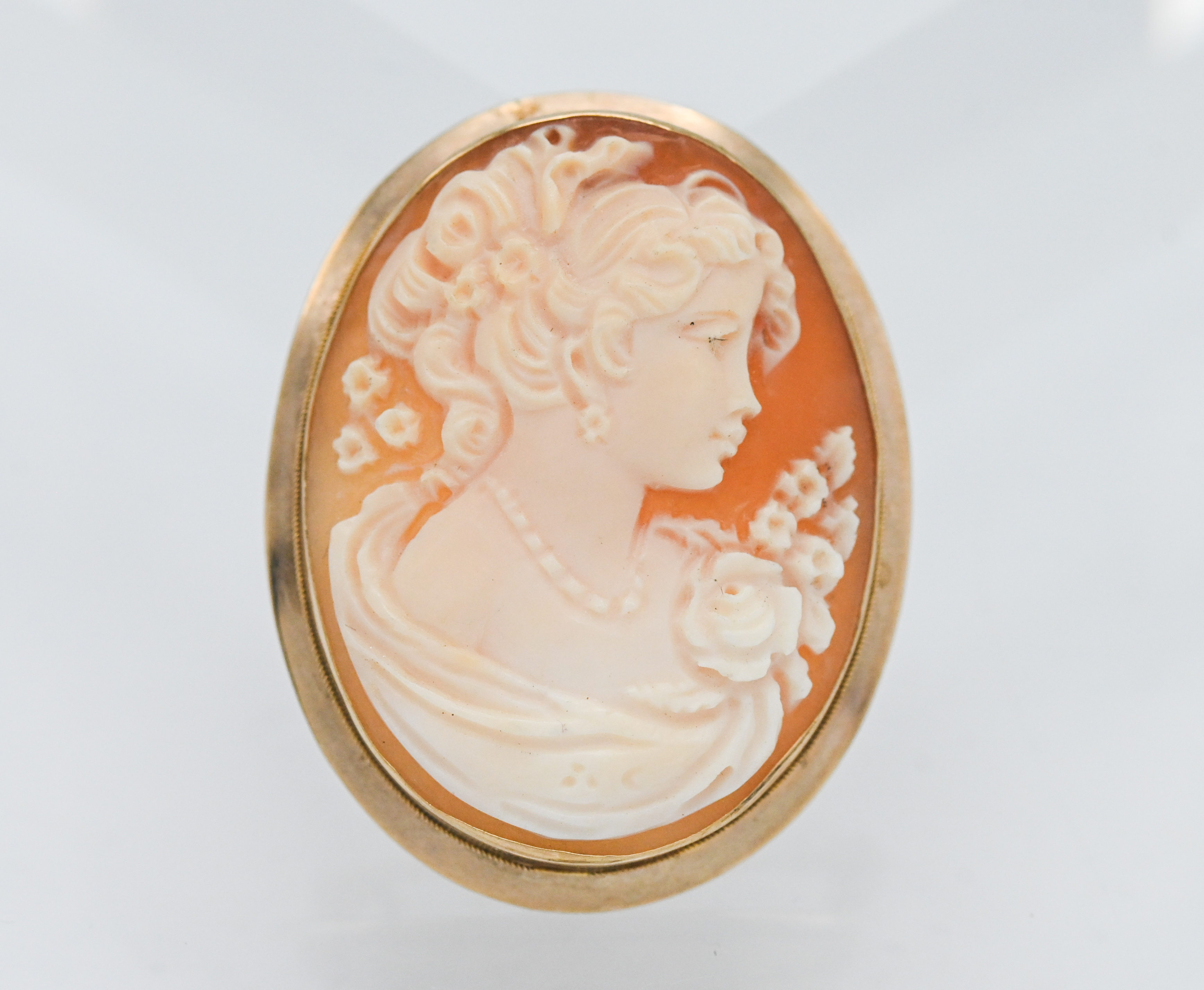 A 9 carat gold mounted cameo brooch
